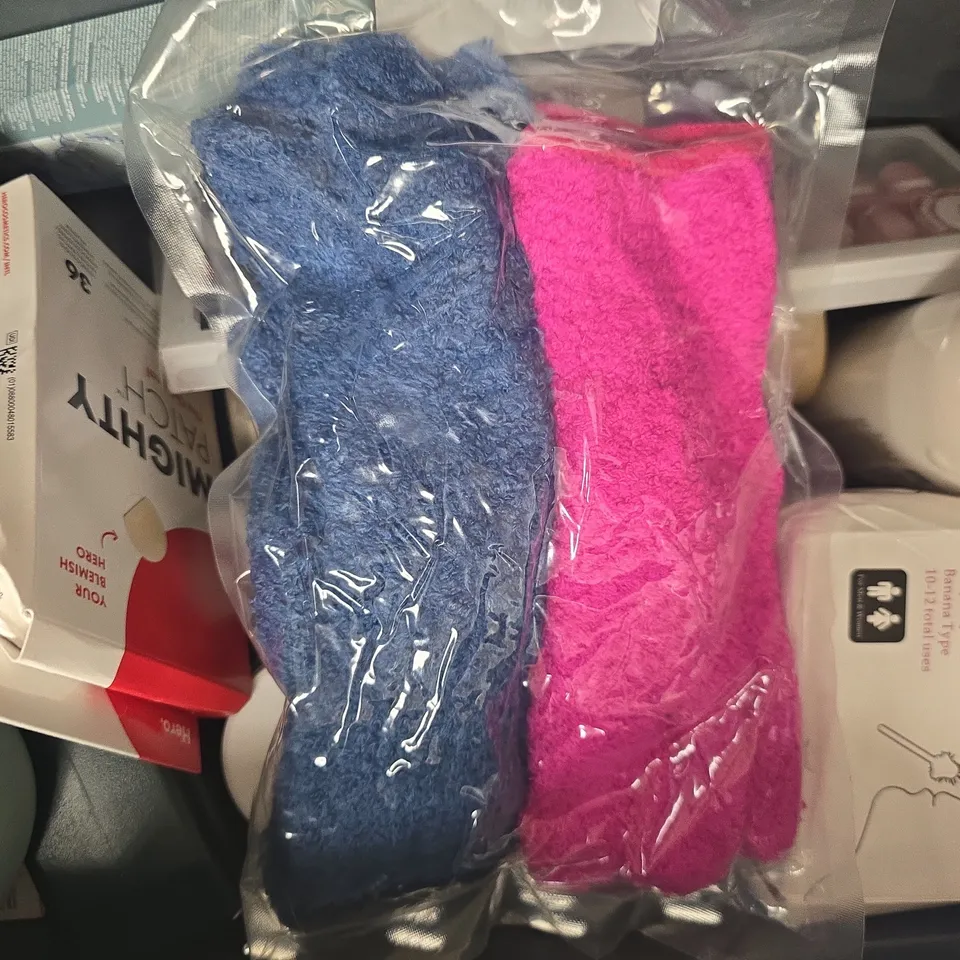 APPROXIMATELY 15 ASSORTED COSMETIC ITEMS INCLUDING VARIOUS MAKES AND BRANDS - COLLECTION ONLY