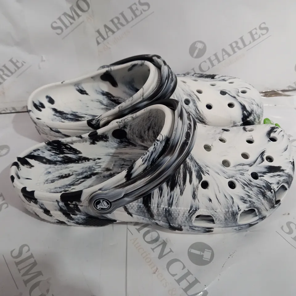 CROCS CLASSIC MARBLED CLOG WHITE/BLACK