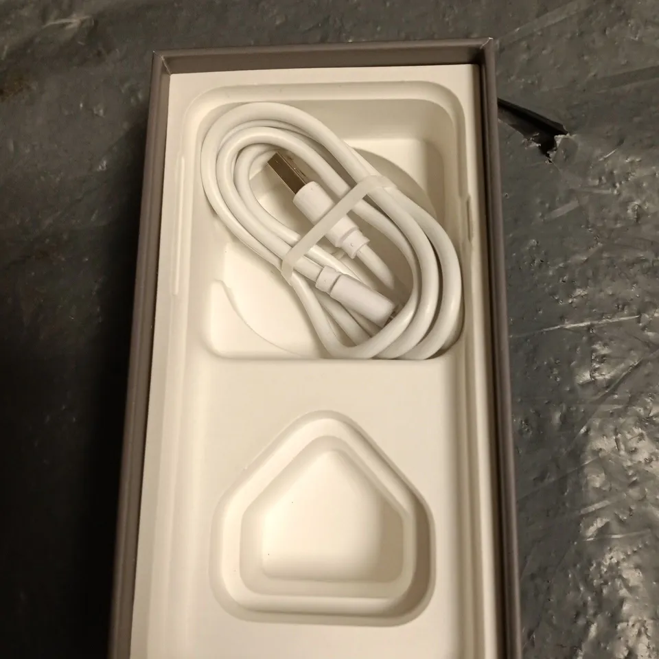 APPLE IPHONE – SILVER SMARTPHONE WITH BOX & USB-C/LIGHTNING CHARGER 