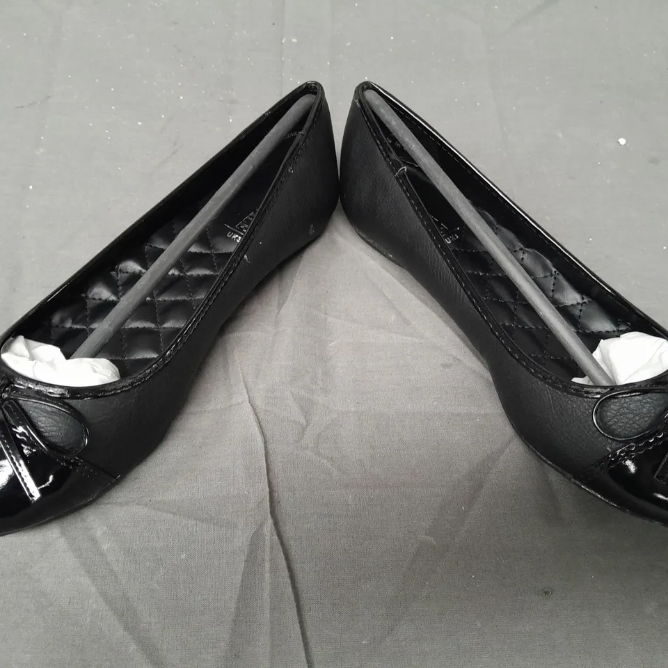 BOX OF APPROXIMATELY 5 PAIRS OF PROFILE SLIP-ON SHOES IN BLACK - VARIOUS SIZES