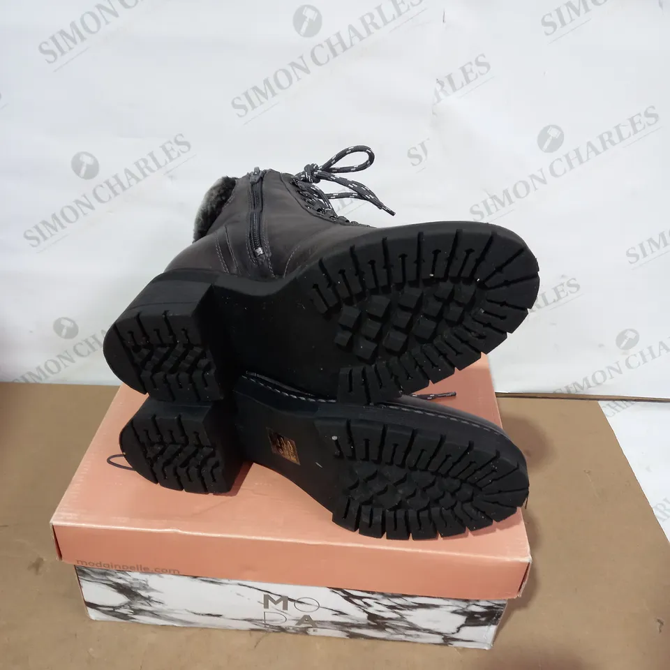 BOXED PAIR OF MODA IN PELLE BOOTS - SIZE 38