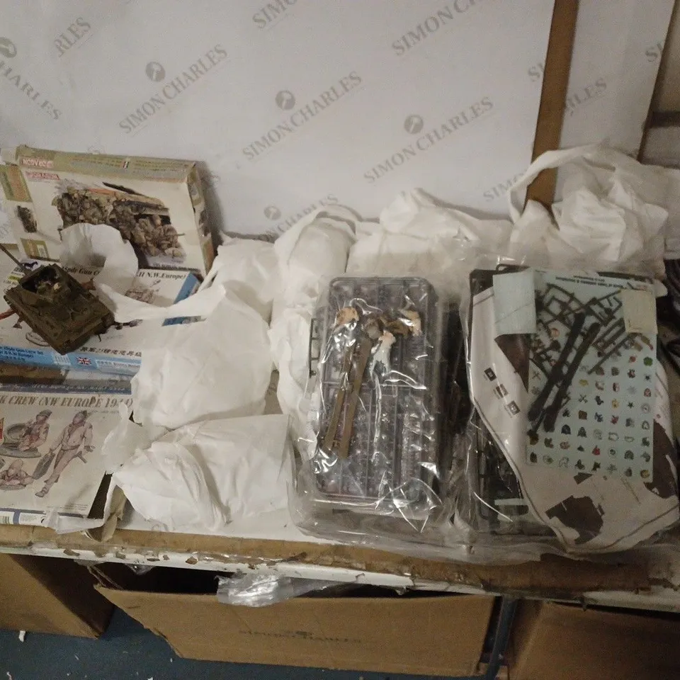 LOT OF APPROX 16 ASSORTED MILITARY DIY COLLECTABLES