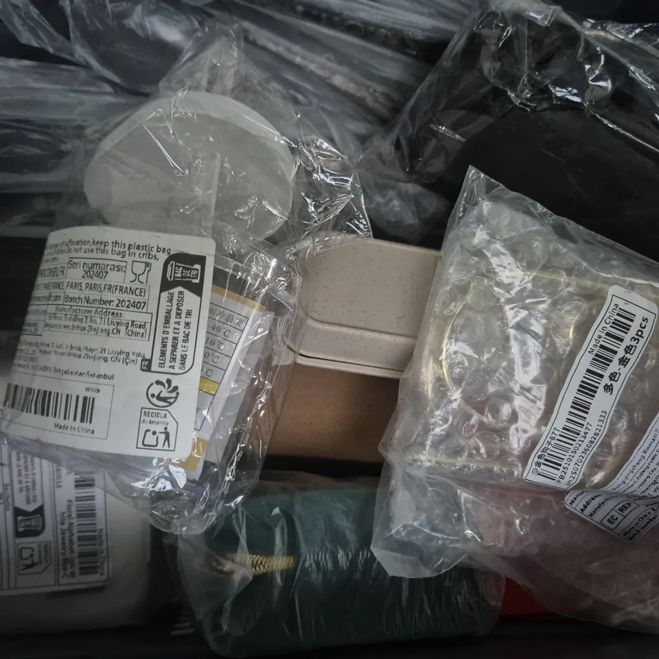 APPROXIMATELY 10 ASSORTED HOUSEHOLD ITEMS TO INCLUDE RIDGE WALLET COIN TRAY, GARDNER RIGGA SIZE 2 MICRO BARBS, ETC