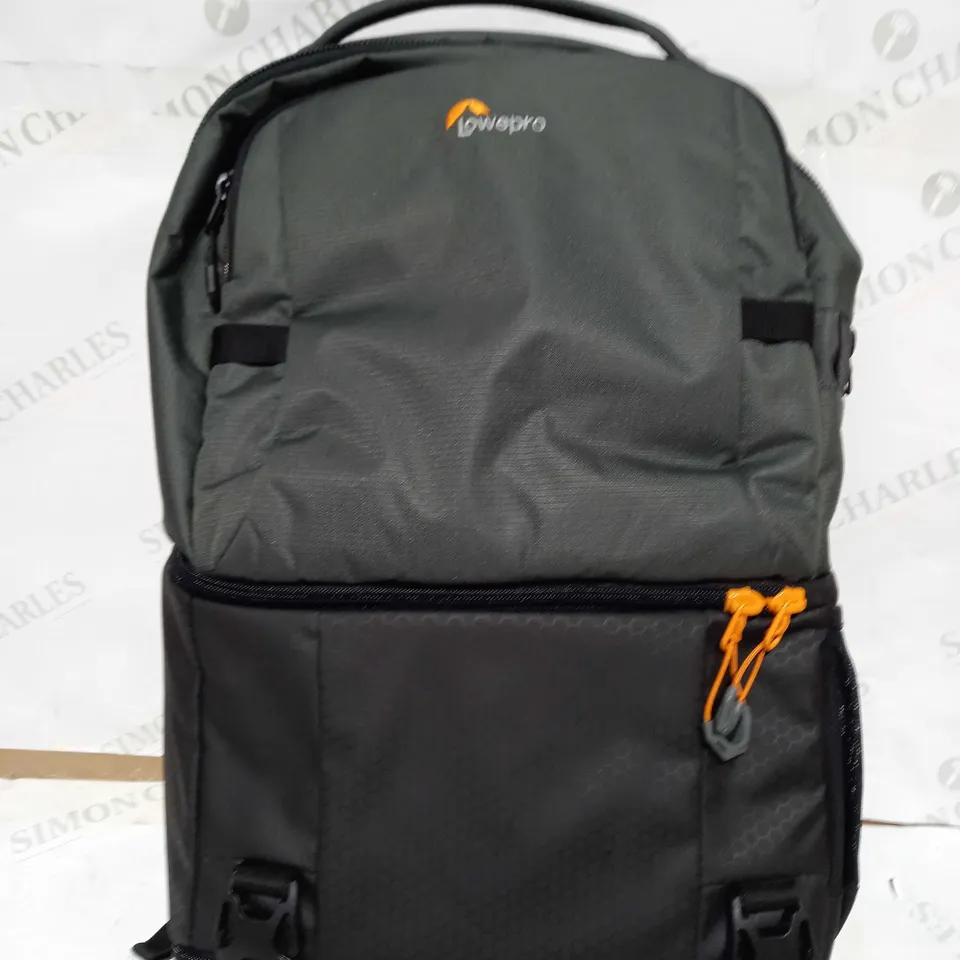 LOWEPRO HIKING BACKPACK IN DARK GREEN/BLACK