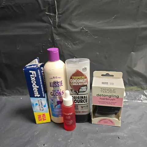 APPROXIMATEY 20 ASSORTED HEALTH AND BEAUTY PRODUCTS TO INCLUDE - TANGLE TEEZER DETANGLING BRUSH - ORIGINAL SOURCE SHOWER GEL AND FIXODENT DENTURE CREAM