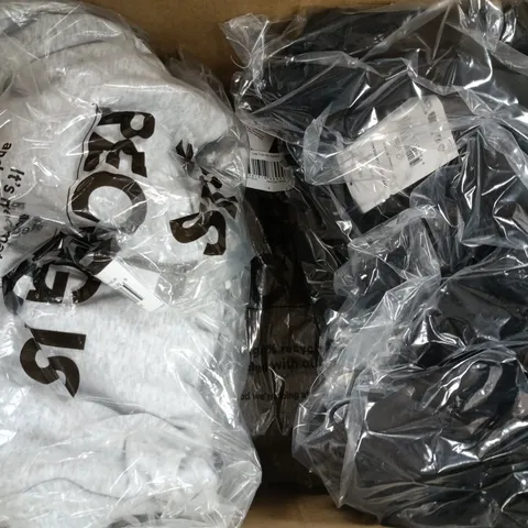 APPROXIMATELY 20 ASSORTED CLOTHING ITEMS IN VARIOUS SIZES, COLOURS & STYLES TO INCLUDE ZIP UP HOODIE, OFFSIDE WINDBREAKER, TUCK HEM BOMBER, ETC