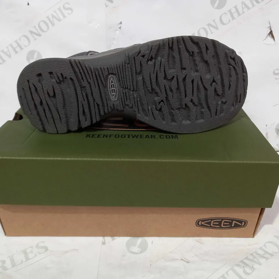 BOXED PAIR OF KEEN WHISPER CLOSED TOE SANDALS IN GREY/GREEN UK SIZE 5