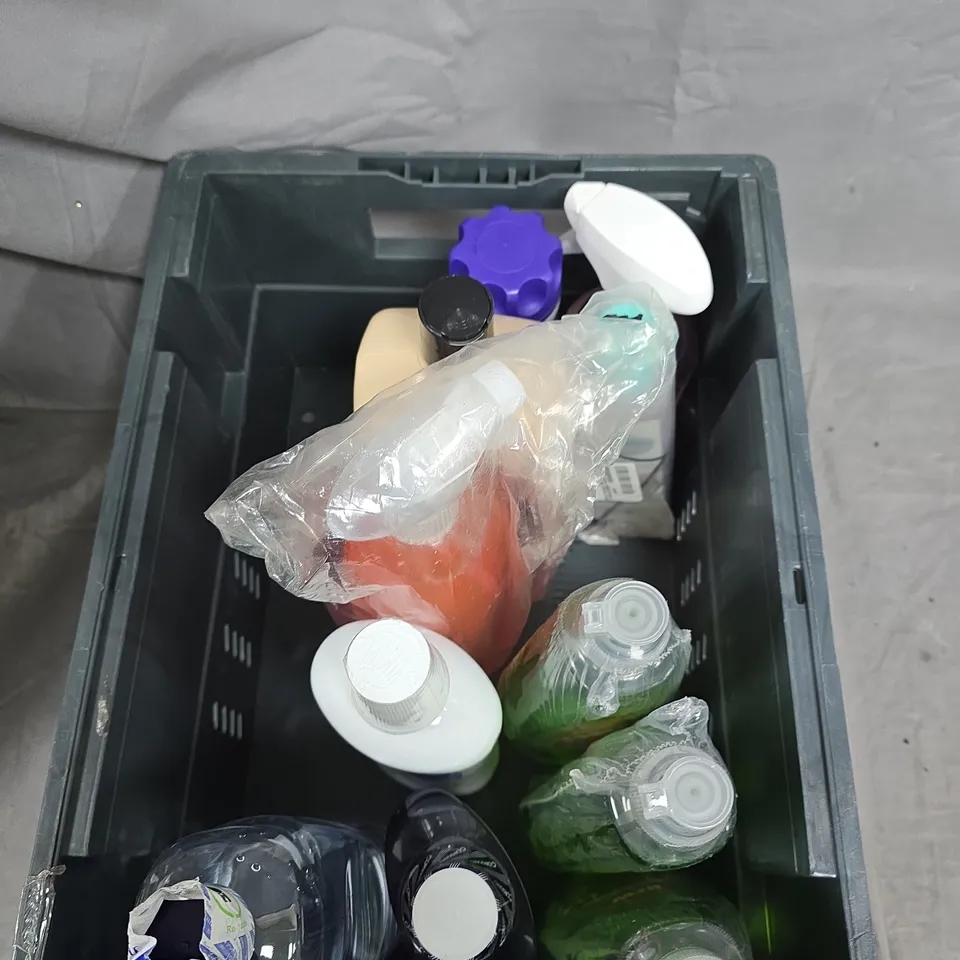 BOX OF APPROXIMATELY 10 HOUSEHOLD ITEMS TO INCLUDE: PRO SPEED COMPOUND, TECH WASH AND MULTI SURFACE CLEANER