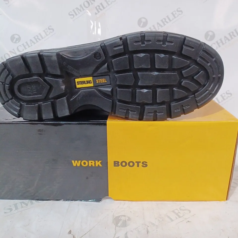 BOXED PAIR OF STERLING SAFETY BOOTS IN BLACK UK SIZE 10