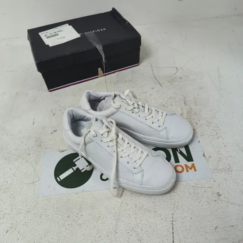 TOMMY HILFIGER WHITE LEATHER SNEAKERS TH197, UK 9 (EU 43)