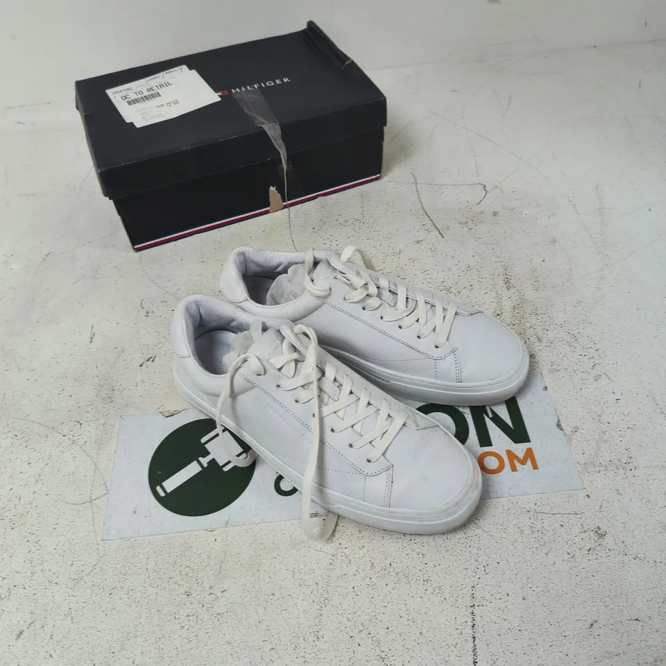 TOMMY HILFIGER WHITE LEATHER SNEAKERS TH197, UK 9 (EU 43)