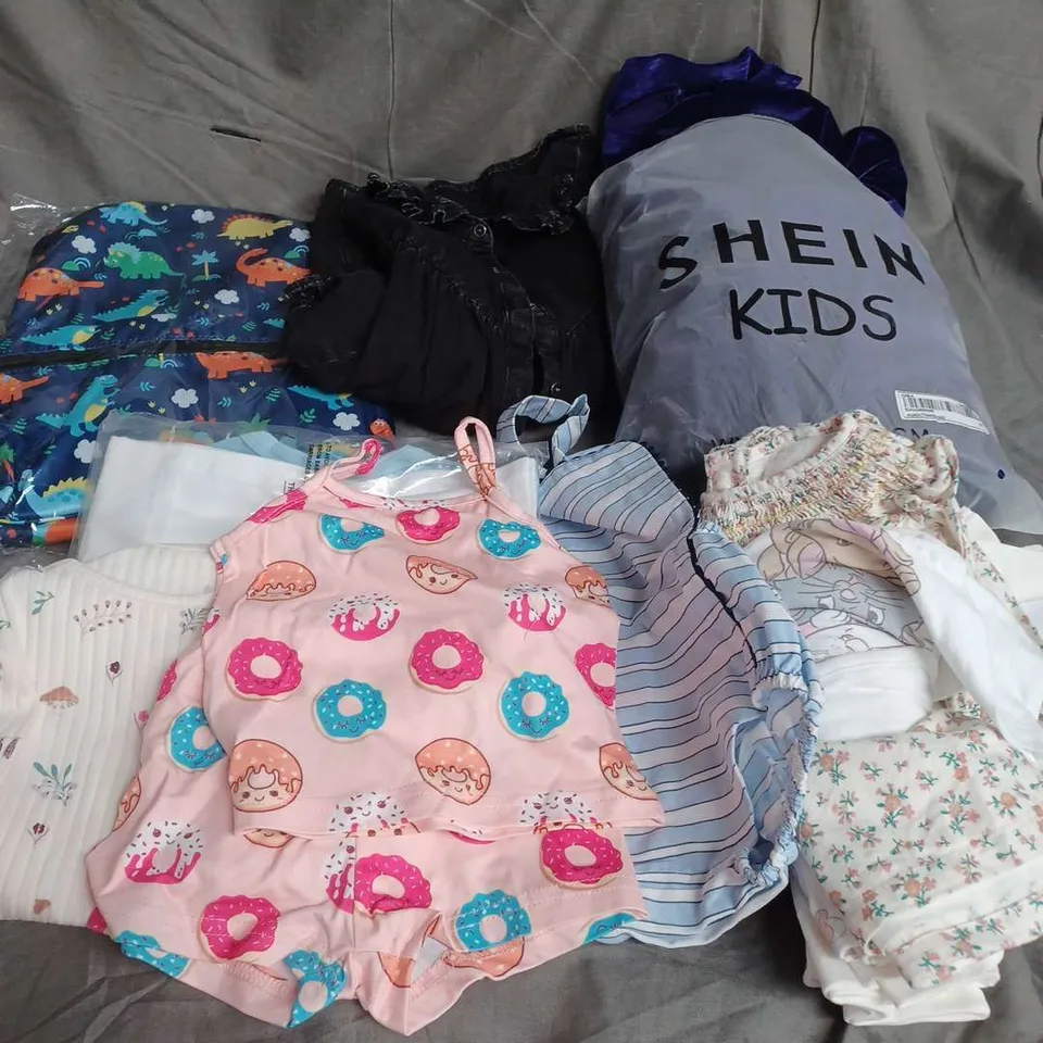 BOX OF APPROXIMATELY 30 ASSORTED KIDS CLOTHING ITEMS TO INCUDE - TOPS, DRESS, PYJAMAS, ETC