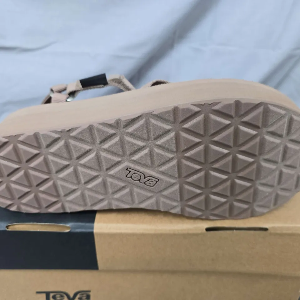 BOXED PAIR OF TEVA WOMENS PLATFORM SANDALS IN BROWN - UK 6