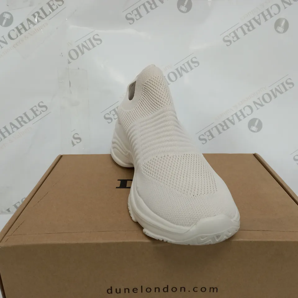 DUNNE LONDON CREAM RUNNING SHOES SIZE 6