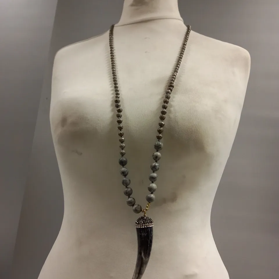 BRAND NEW BROWN PEPPER HANDBAGS PEARLED SHARK TOOTH NECKLACE 