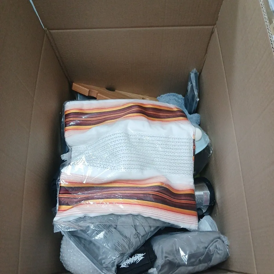 BOX OF APPROXIMATELY 12 ASSORTED HOUSEHOLD ITEMS INCLUDING PROTECTION COVER , UTILITY BAR AND CANVAS SHOPPING BAG 