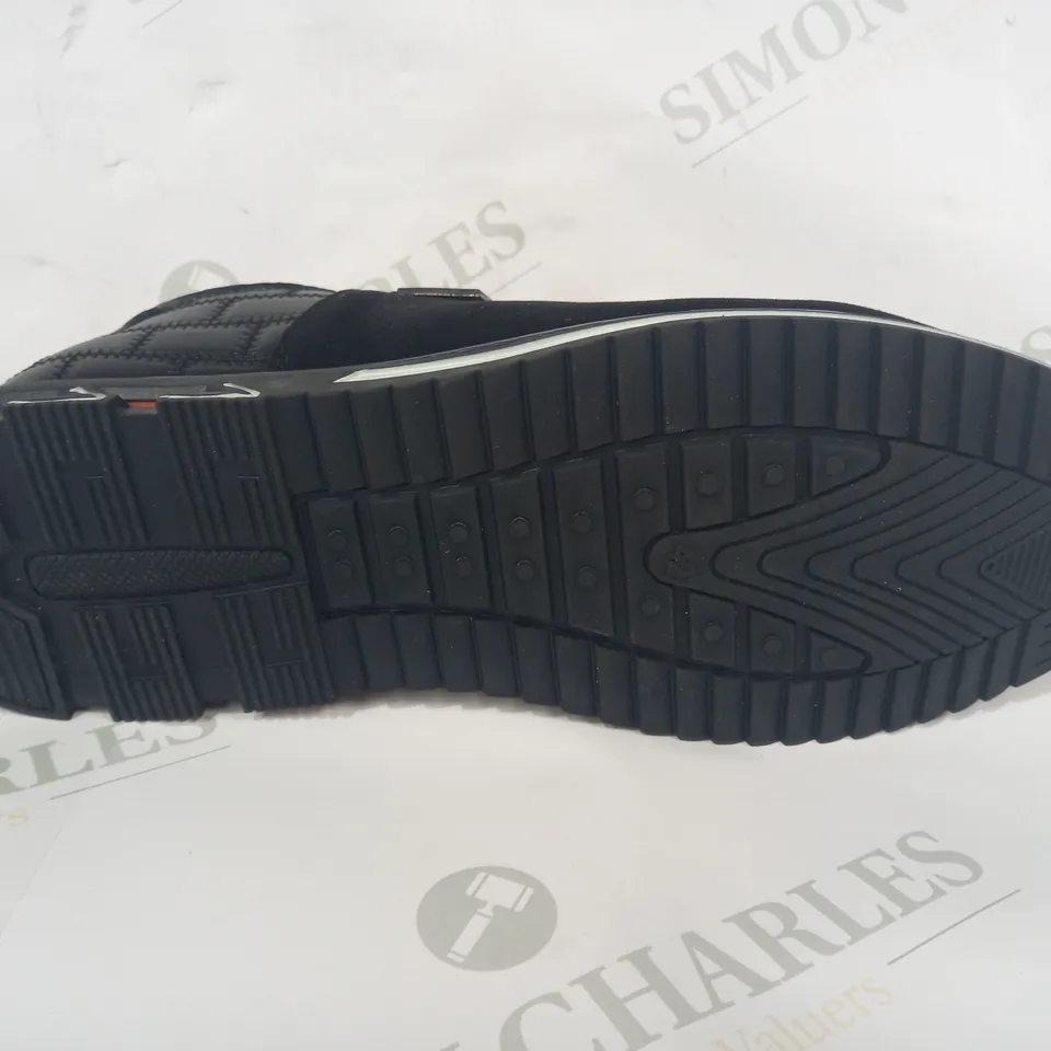 BOXED PAIR OF FASHION TEXTURED SHOES IN BLACK UK SIZE 8