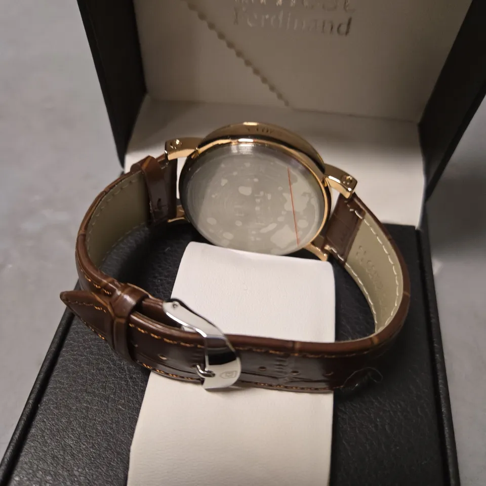 BOXED ERNEST FERDINAND MENS CREAM DIAL BROWN LEATHER STRAP QUARTZ WATCH