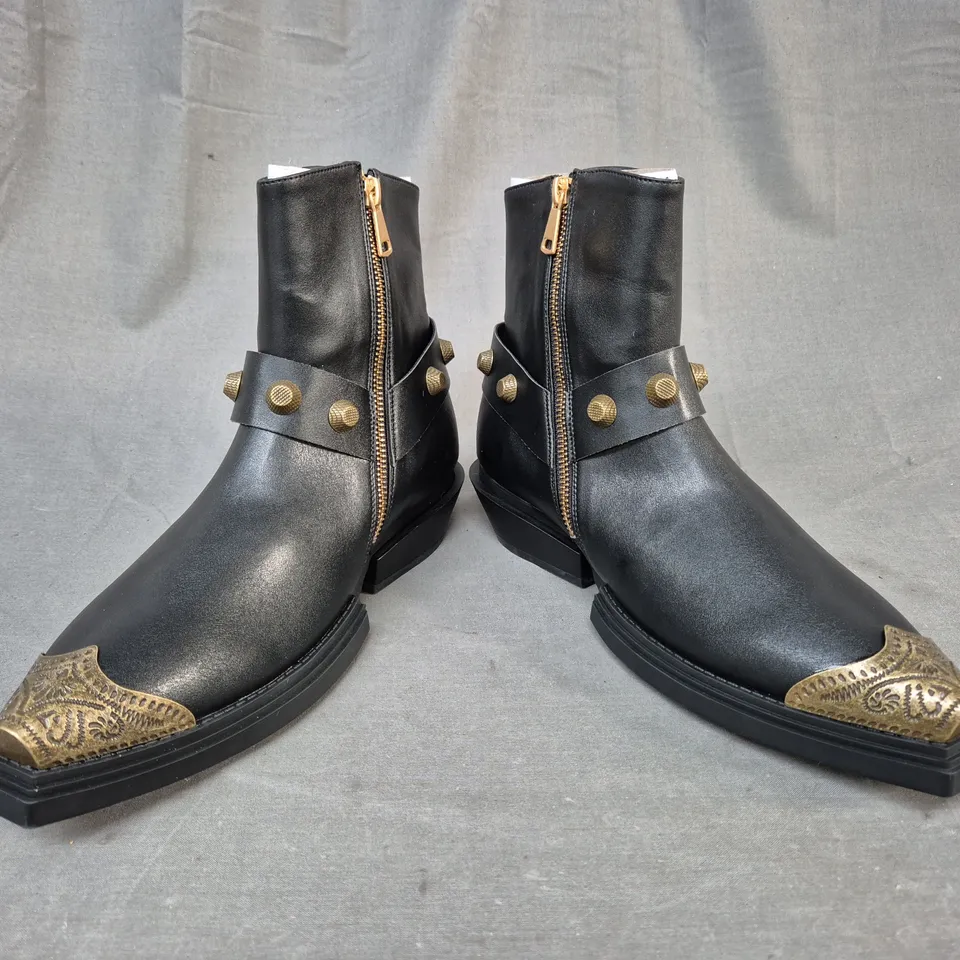 BOXED PAIR OF KOI SOULRENDER MEN'S HARDWARE COWBOY BOOTS IN BLACK/ANTIQUE BRONZE UK SIZE 7