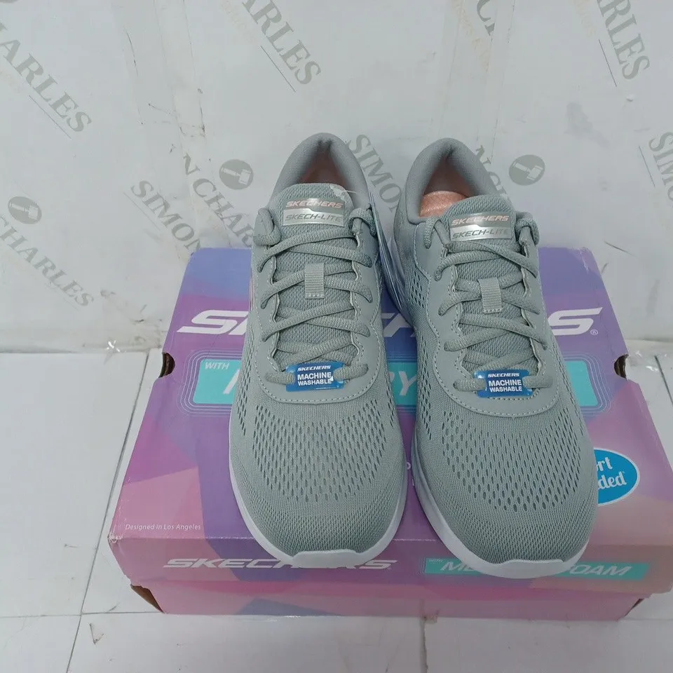 BOXED PAIR OF SKECHERS TRAINERS IN GREY SIZE 6.5 
