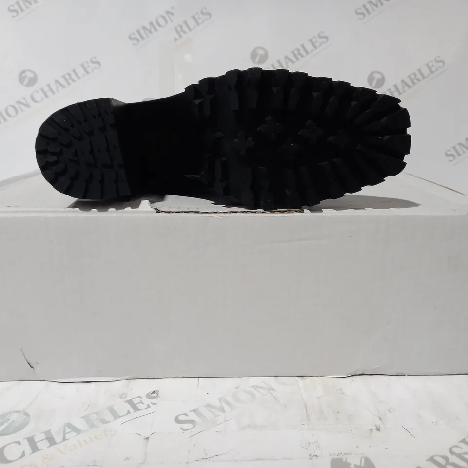 BOXED PAIR OF MODA LEXIIE BLACK PATENT BOOTS SIZE 7