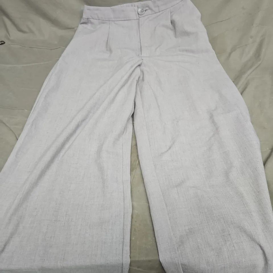 BOX OF APPROXIMATELY 20 ASSORTED CLOTHING ITEMS TO INCLUDE: STRADIVARUIS PANTS