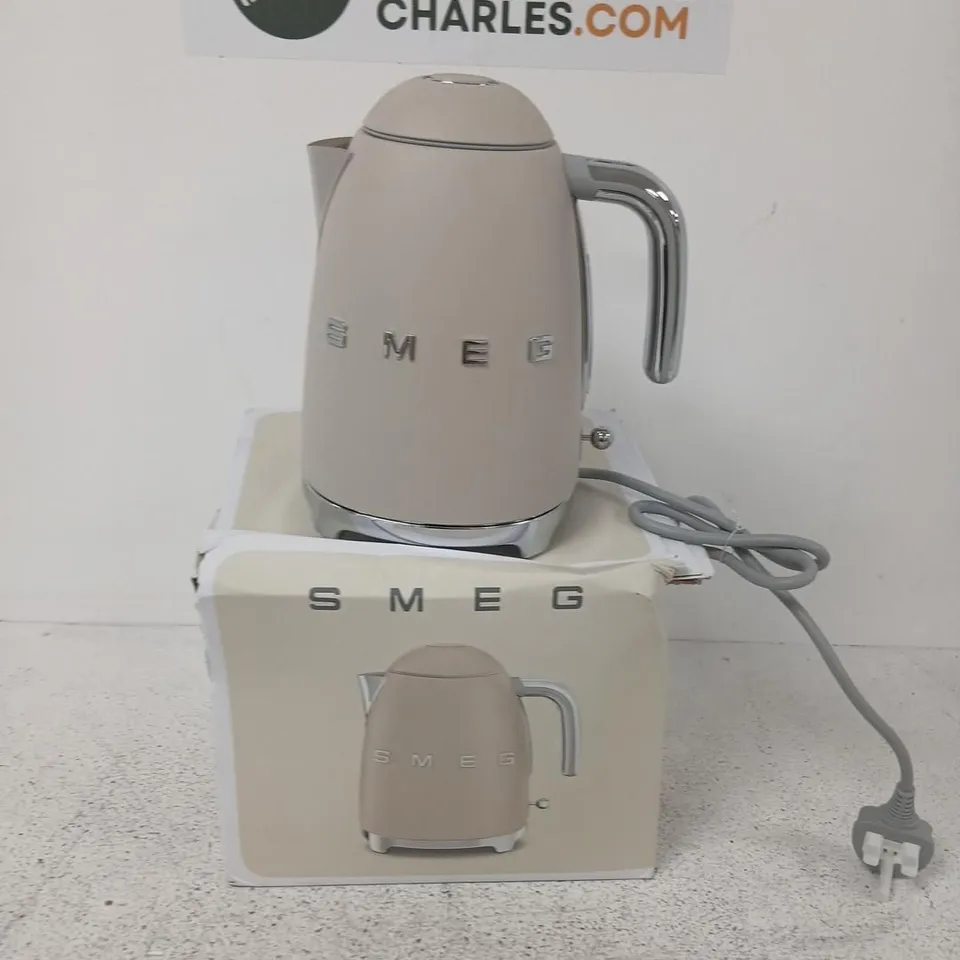 SMEG ELECTRIC KETTLE – CREAM, 220-240V