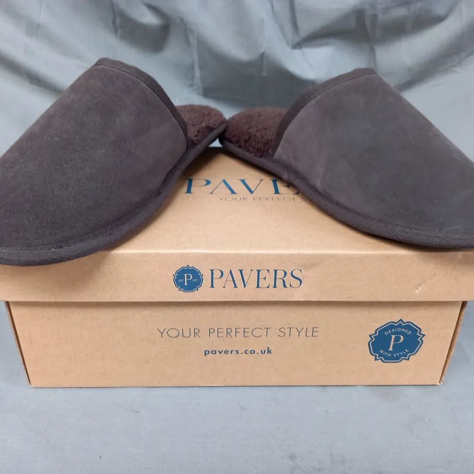 BOXED PAIR OF PAVERS SLIPPERS IN BROWN UK SIZE 9