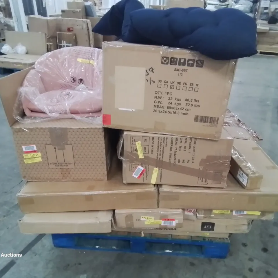 A PALLET OF VARIOUS FURNITURE PARTS AND CUSHIONS 