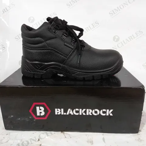 BOXED PAIR OF BLACKROCK CHUKKA BOOTS IN BLACK UK SIZE 5