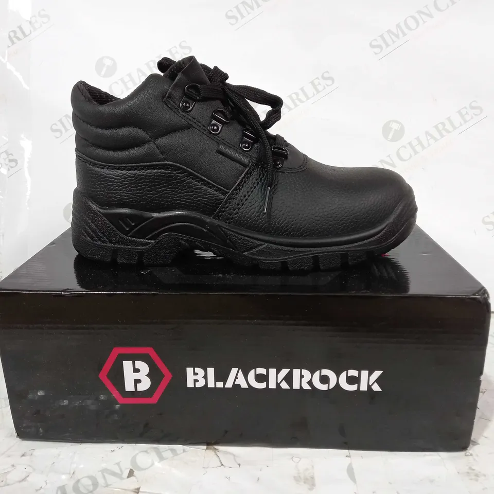 BOXED PAIR OF BLACKROCK CHUKKA BOOTS IN BLACK UK SIZE 5