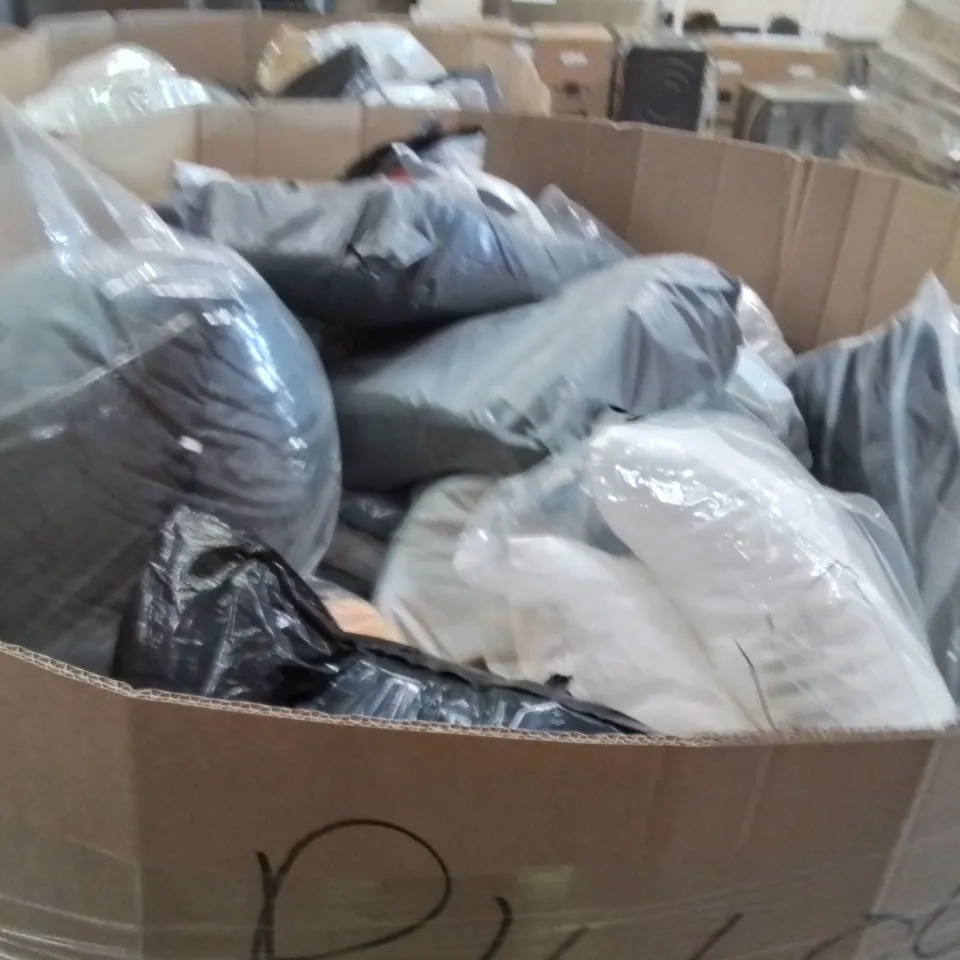 PALLET TO CONTAIN A LARGE QUANTITY OF PILLOWS