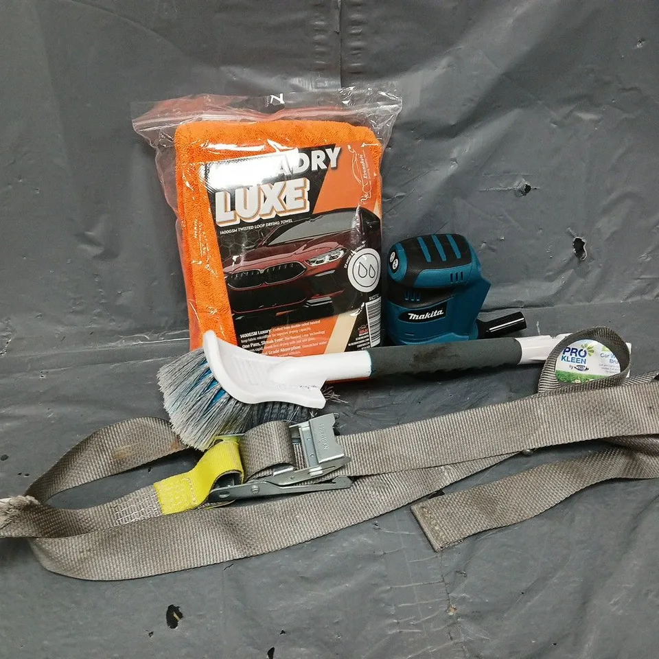 APPROXIMATELY 12 ASSORTED VEHICLE PARTS & ACCESSORIES TO INCLUDE MAKITA ELECTRIC POLISHER, CAR WASH BRUSH, RATCHET STRAP, ETC - COLLECTION ONLY