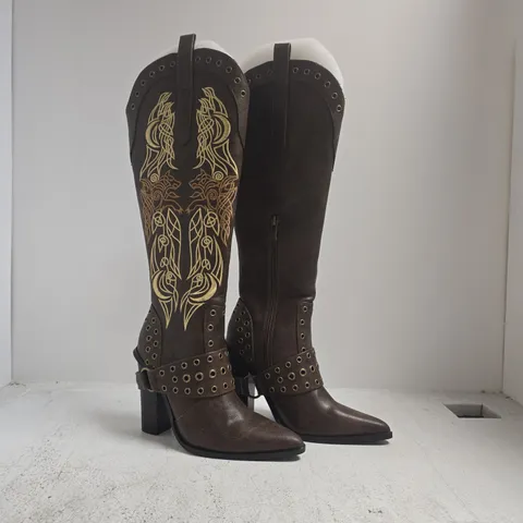 UNBOXED PAIR OF KOI X THE TWILIGHT SAGA - CHILDREN OF THE MOON COWBOY BOOTS IN BROWN SIZE UK 3
