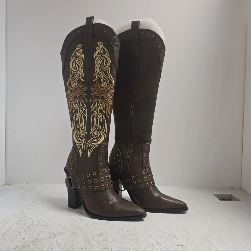 UNBOXED PAIR OF KOI X THE TWILIGHT SAGA - CHILDREN OF THE MOON COWBOY BOOTS IN BROWN SIZE UK 3