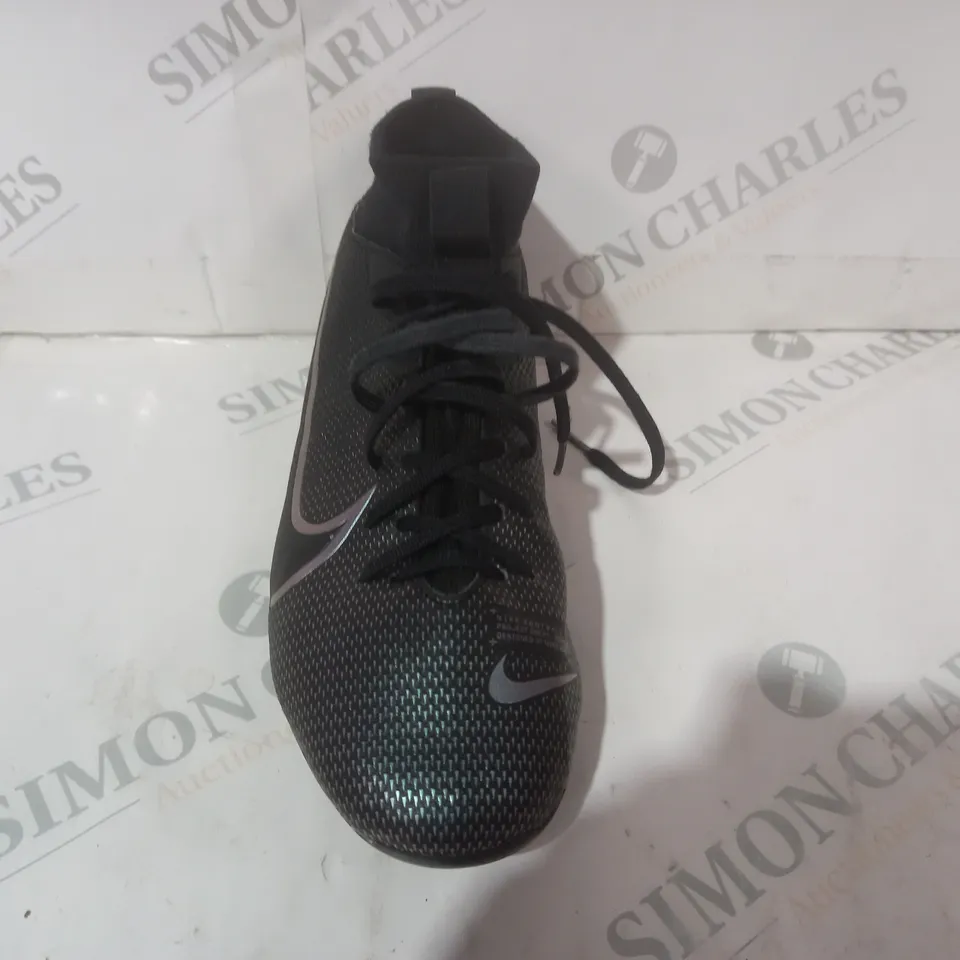 BOXED PAIR OF NIKE MERC FOOTBALL BOOTS IN BLACK/PEARLESCENT BLUE UK SIZE 3.5