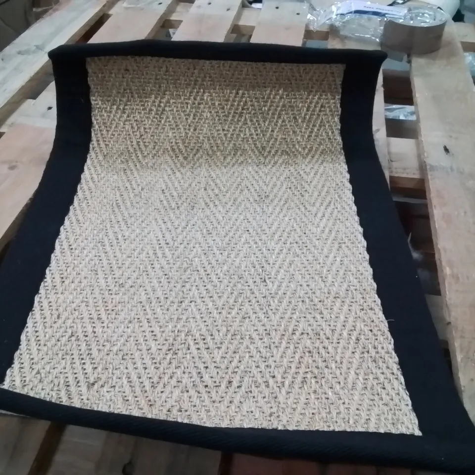 QUALITY DESIGNER AREA RUG - APPROXIMATELY 60X40CM