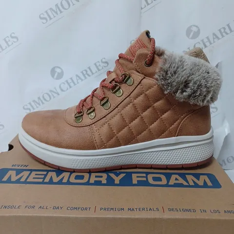 BOXED SKECHERS BOBS SKIPPER WAVE DIAMOND QUILTS BOOTS, CHESTNUT - SIZE 4.5