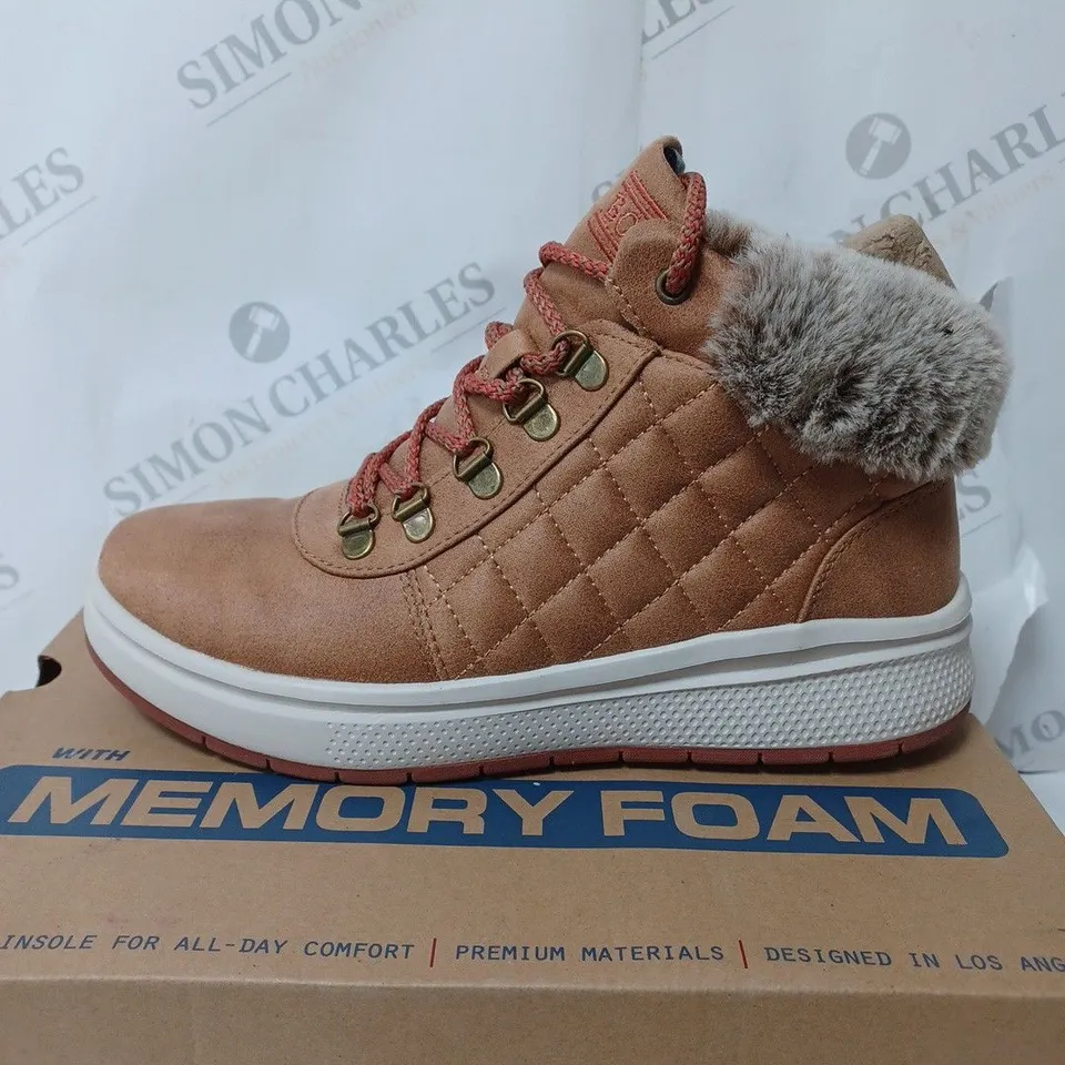 BOXED SKECHERS BOBS SKIPPER WAVE DIAMOND QUILTS BOOTS, CHESTNUT - SIZE 4.5 