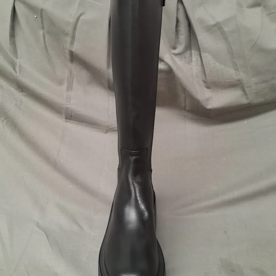 BOXED PAIR OF VALENTINO BEATLE PLATFORM KNEE-HIGH BOOTS IN BLACK SIZE 5