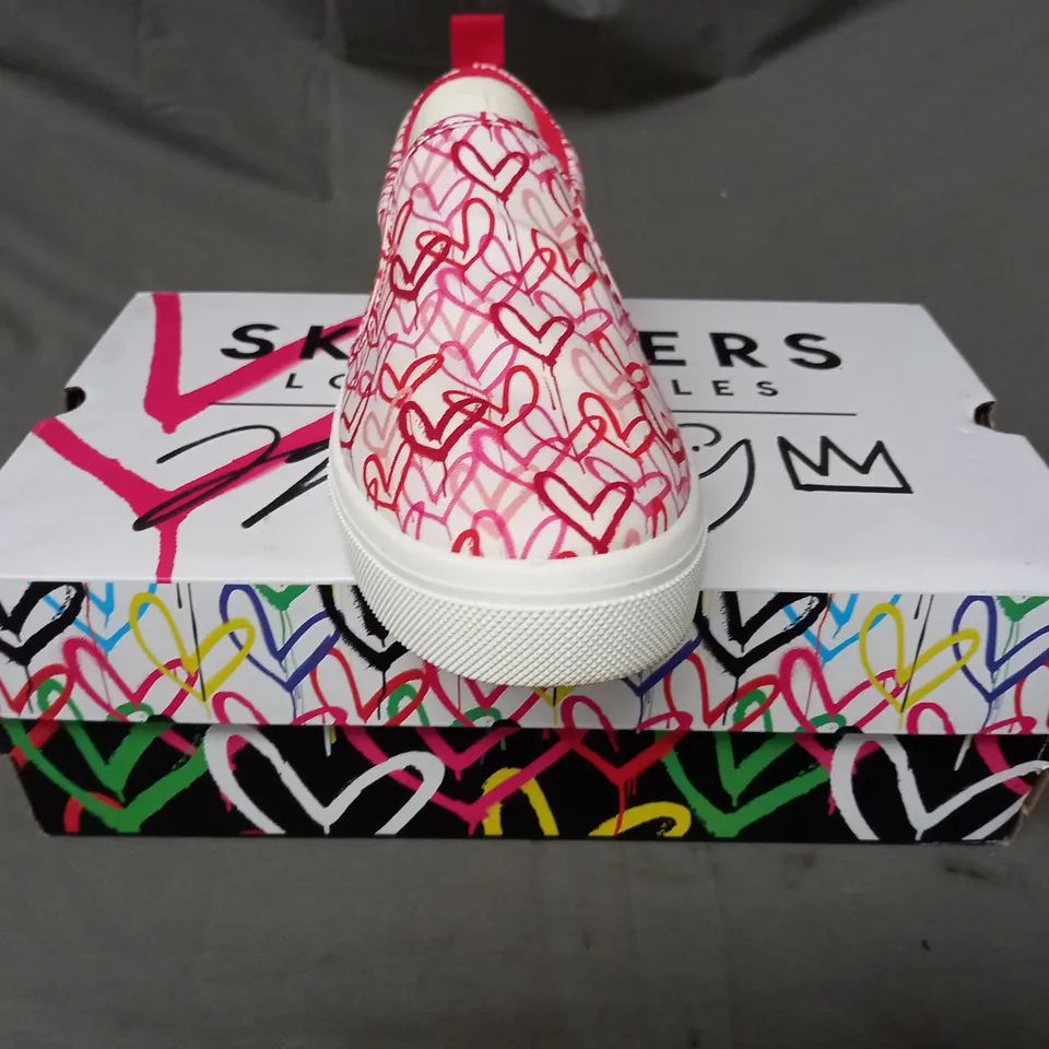 BOXED PAIR OF SKECHERS SLIP-ON TRAINERS IN WHITE/PINK 6