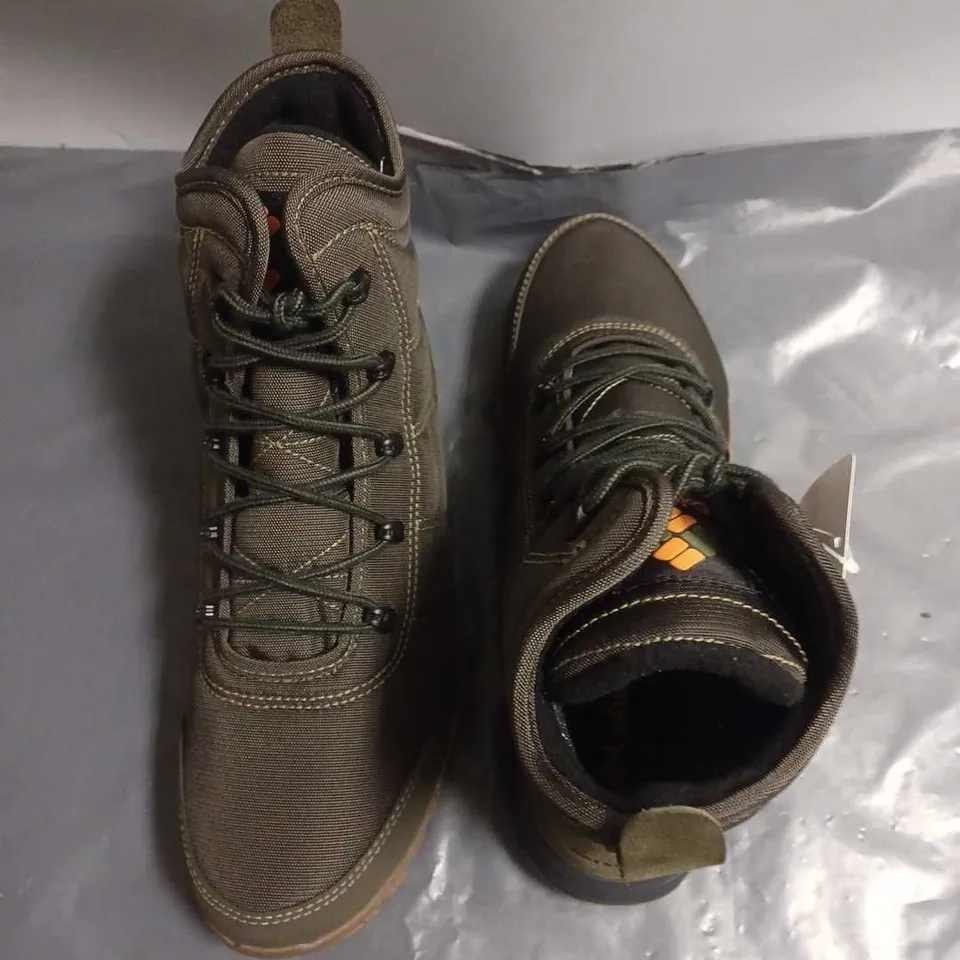 BOXED PAIR OF COLUMBIA MENS FAIRBANK OMNIHEAT BOOTS IN DEEP OLIVE - UK 9