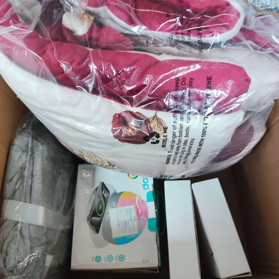 APPROXIMATELY 5 ASSORTED HOUSEHOLD ITEMS TO INCLUDE SPEAKER, BEDDING, THROW ETC