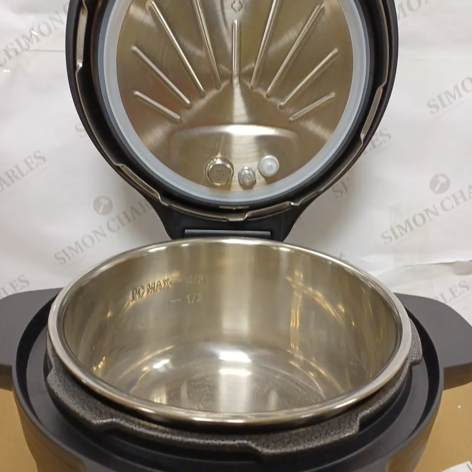 INSTANT POT DUO CRISP WITH ULTIMATE LID MULTI-COOKER AND AIR FRYER 