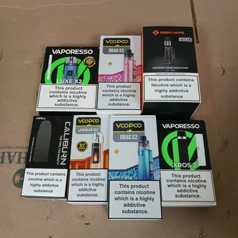 APPROXIMATELY 20 VAPES, E-CIGARETTES & ACCESSORIES TO INCLUDE - VOOPOO DRAG S2 - CALIBURN UWELL - VAPORESSO LUXE X2 - ETC