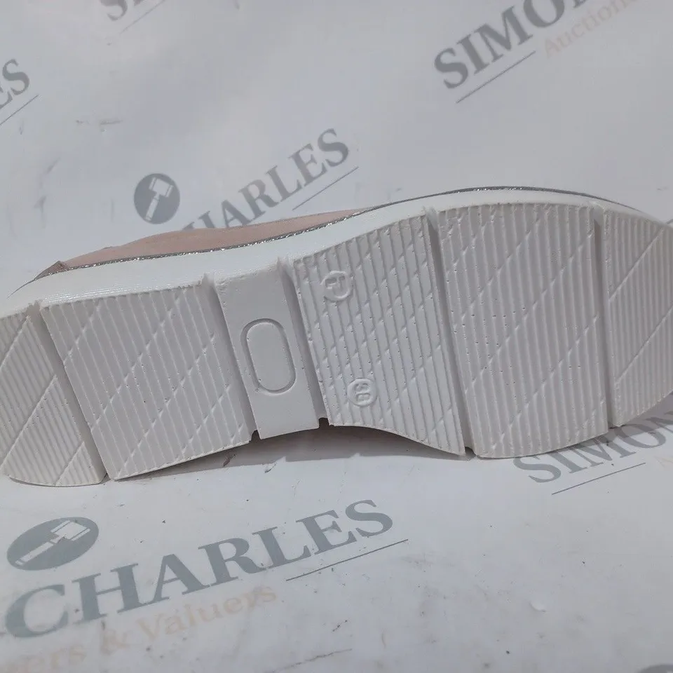 BOXED PAIR OF MODA IN PELLE GENE TRAINERS IN SALMON PINK SIZE 5