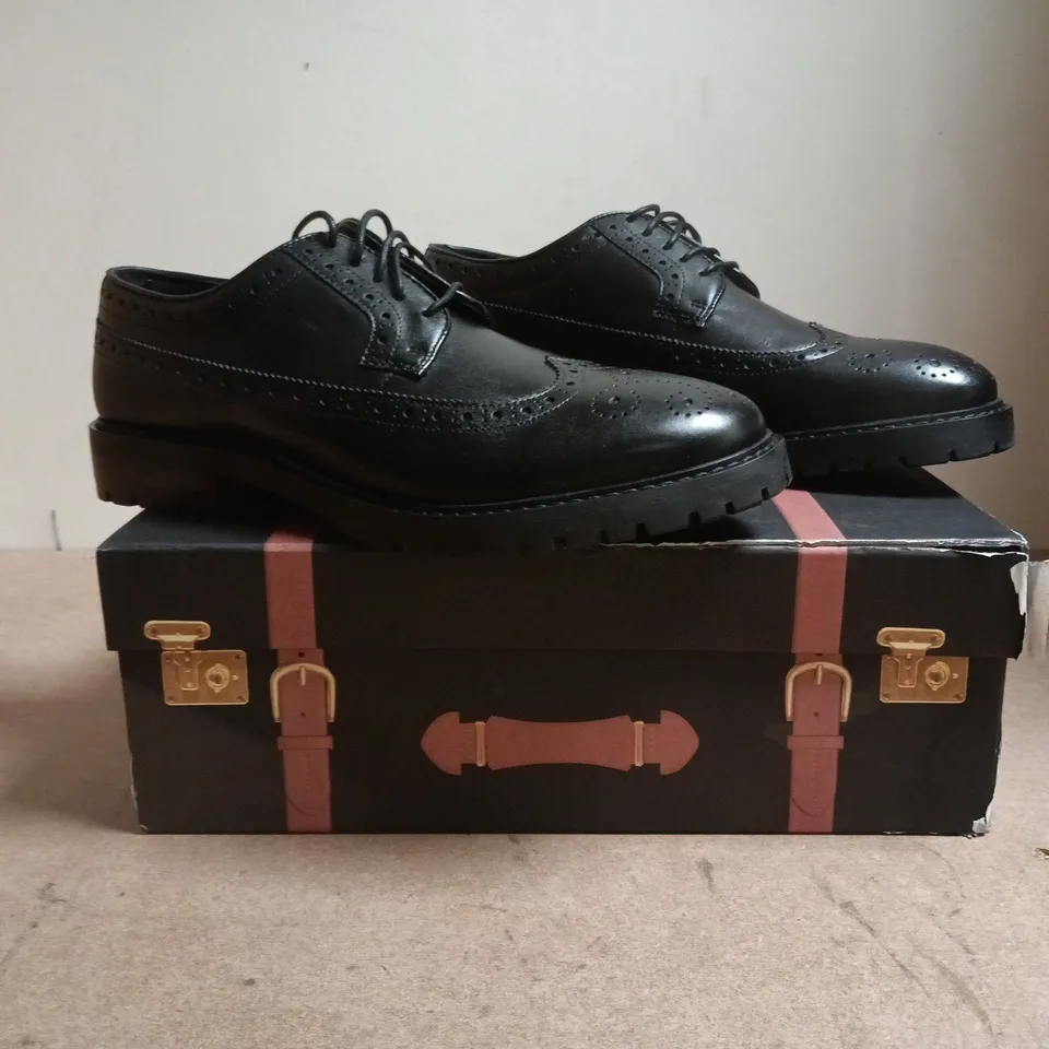BOXED PAIR OF WALK LONDON JAMES BROGUE SHOES IN BLACK SIZE UK 9
