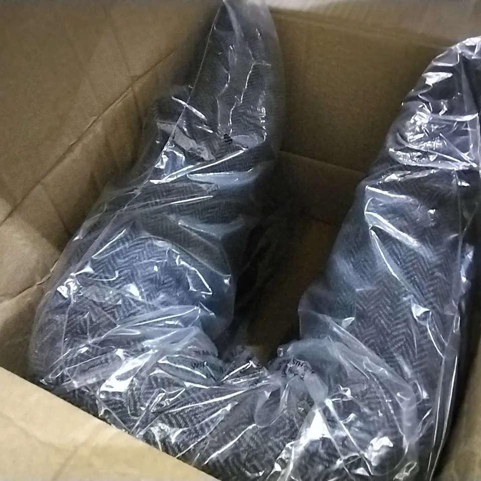 BOXED HERRINGBONE WITH HANDING HOOKS FABRIC DRAUGHT 