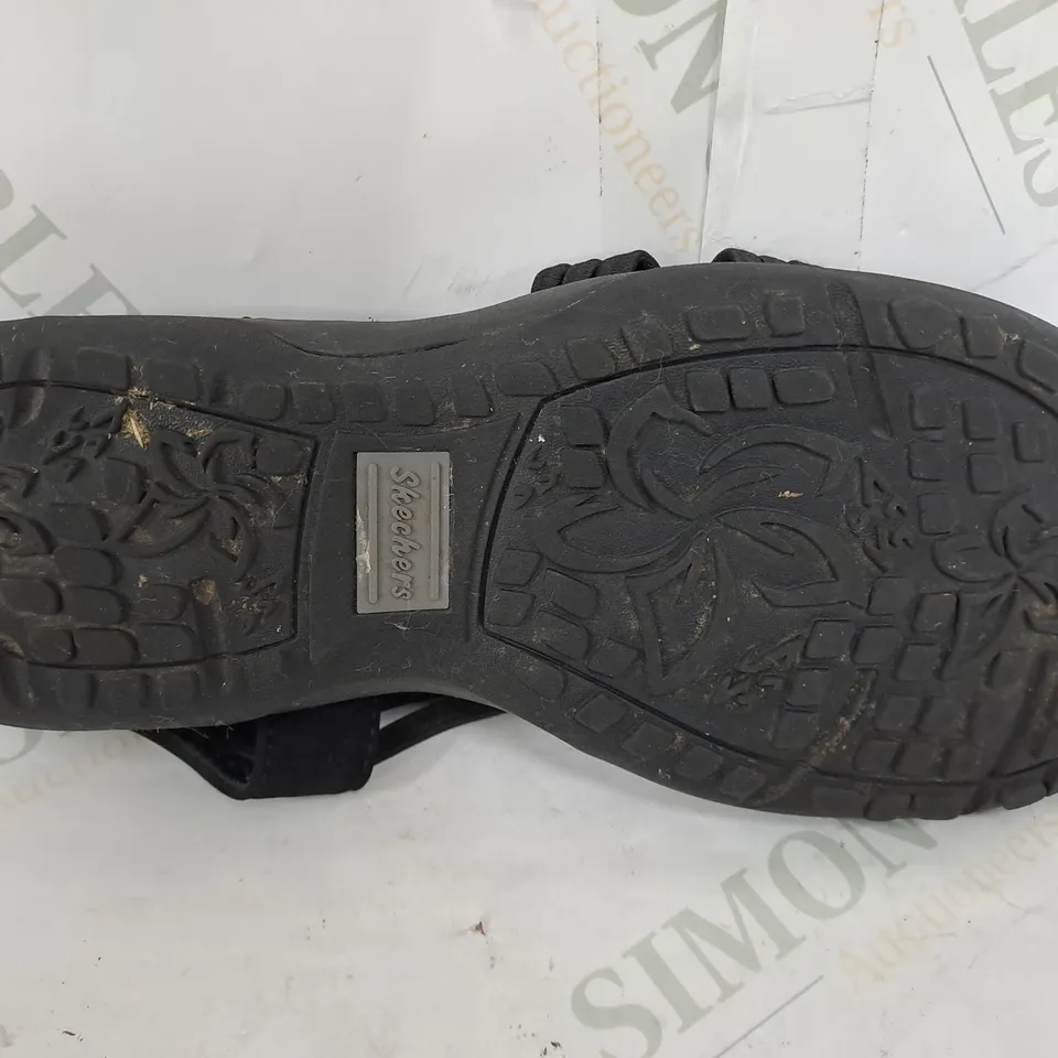 PAIR OF SKECHERS REGGAE SLIM SIMPLY STRETCH BLACK SANDALS - SIZE 4