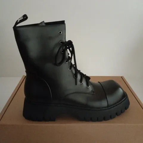 BOXED PAIR OF KOI GIMLI BLACK SQUARE TOE LACE UP BOOTS - SIZE 9